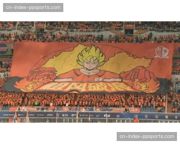 现场：拉齐奥主场南看台展出巨幅TIFO纪念俱乐部成立126周年