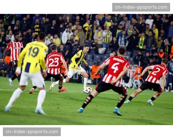 为应对极端天气,欧足联更新欧冠比赛应急指南,新增高温暂停条款。 为应对极端天气,欧足联更新欧冠比赛应急指南,新增高温暂停条款。